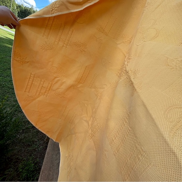 Beautiful Golden Yellow Oval Tablecloth - Picture 10 of 10